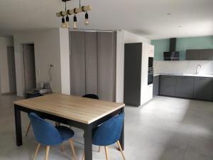 Η κουζίνα ή μικρή κουζίνα στο Appartement moderne dans village de charme