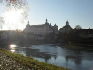 Výhled na řeku, která protéká v blízkosti hotelu