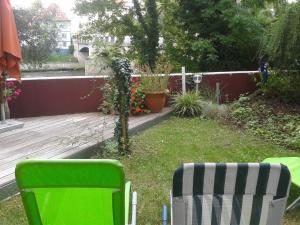 
a garden filled with lots of plants next to a fence at Hotel am Fluss in Neuburg an der Donau
