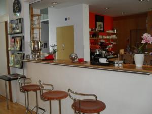 Lounge nebo bar v ubytování Hotel am Fluss