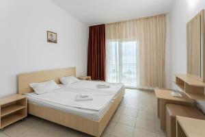 Un pat sau paturi într-o cameră la Hotel Vraja Marii
