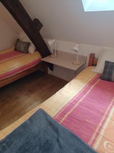 Łóżko lub łóżka w pokoju w obiekcie Gîtes Le clos de Veyrignac