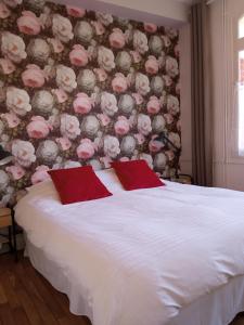アラスにあるAu pied du Beffroiのベッドルーム(白いベッド、赤い枕付)