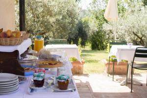 un tavolo con piatti di cibo sopra di Agriturismo Il Cerreto a Bettona