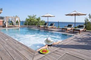 Bazén v ubytování Avra Private Suites nebo v jeho okolí