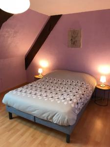 a bedroom with a bed with two lamps on two tables at Spacieux gîte jusqu'à 12 personnes in Ammerschwihr