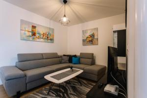 sala de estar con sofá y TV en Adriatico, en Split