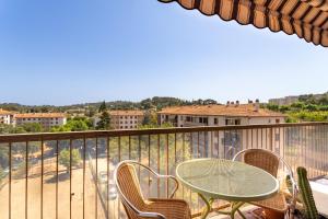 een patio met een glazen tafel en stoelen op een balkon bij Large 1 bedroom close to the beach with AC and terrace - Dodo et Tartine in Toulon