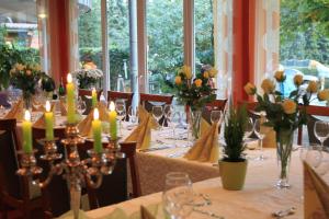 Waldhotel zum Bergsee Damme tesisinde bir restoran veya yemek mekanı