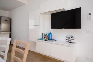 En TV eller et underholdningssystem på IzzHome BellaVita Apartment