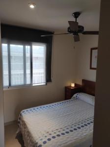 un dormitorio con una cama y una ventana en Ático Alba, en Oropesa del Mar 27 fotos más