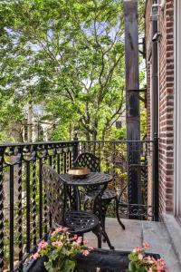 En balkong eller terrass på The Historic Blue Moon Hotel - NYC