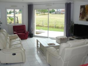 Challes的住宿－Chambres des 24h00 du Mans，客厅配有白色家具和大窗户