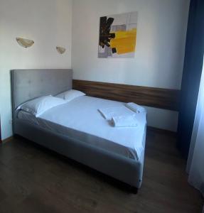 1 dormitorio con 1 cama con 2 toallas en LEOGRAND Apartments on Kniazia Romana 26, en Leópolis
