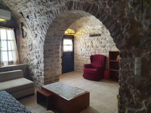 Galería fotográfica de Traditional medieval Holiday House In Kalamoti en Kalamoti 38 fotos más