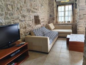 Galería fotográfica de Traditional medieval Holiday House In Kalamoti en Kalamoti