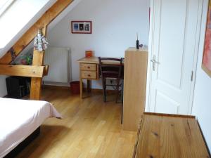 Challes的住宿－Chambres des 24h00 du Mans，一间卧室配有一张床、一张桌子和一张桌子