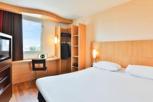 Llit o llits en una habitació de B&B HOTEL Les Sables-d'Olonne Centre Gare