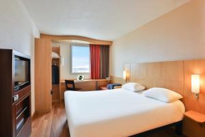 Ένα ή περισσότερα κρεβάτια σε δωμάτιο στο B&B HOTEL Les Sables-d'Olonne Centre Gare