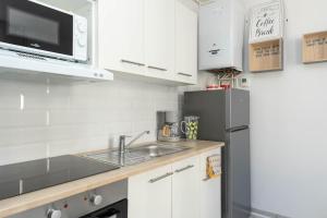 Kuchyňa alebo kuchynka v ubytovaní LE LUCIEN Eco-Appart'Hôtel - Angouleme - Centre - Wifi - Parking privé - Classé 4 étoiles