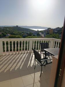 d'une terrasse avec une table et des chaises sur un balcon. dans l'établissement Valentino, à Senj