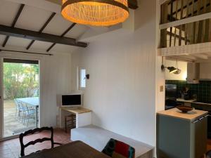 Кухня или мини-кухня в Réf:LS71 Les Jasses de la Sauvagine
