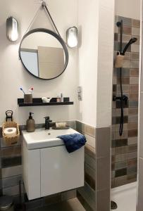 a bathroom with a sink and a mirror at Zéta Apartman és Vendégház Monostorapáti in Monostorapáti