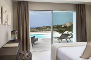 Bazén v ubytování Hotel Li Finistreddi nebo v jeho okolí