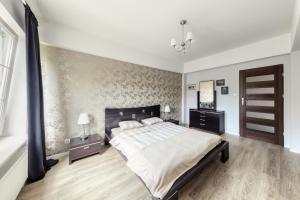sypialnia z dużym łóżkiem i 2 szafkami nocnymi w obiekcie Shum Jeziora Apartament nr 7 w mieście Giżycko