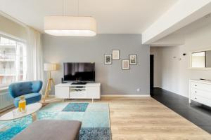 Telewizja i/lub zestaw kina domowego w obiekcie Shum Jeziora Apartament nr 7