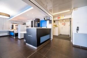 a large room with a kitchen with a counter at B&B HOTEL Calais Terminal Cité Europe 2 étoiles in Coquelles