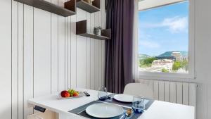 Nespecifikovaný výhled na hory nebo výhled na hory při pohledu z aparthotelu