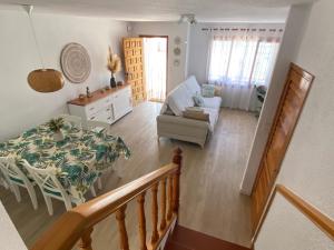 ベニカシムにあるCasa Ibicenca en Benicasim a 3 minutos de la playaのテーブルとソファのあるリビングルーム