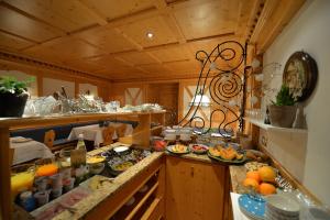una cocina con mucha comida en un mostrador en Garni Hotel Max, en Santa Cristina Valgardena