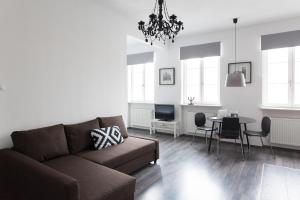 - un salon avec un canapé et une table dans l'établissement Stylowy apartament w najlepszej lokalizacji, à Wrocław