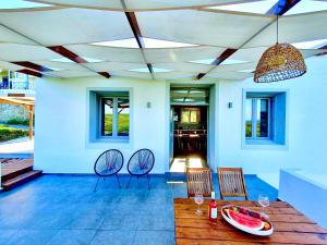 patio con tavolo e piatto di anguria di Remvi Suite in Chania a Xamoudhokhórion