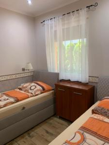 Un pat sau paturi într-o cameră la Villa Gracia Patince