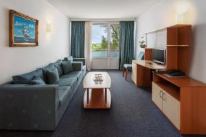 TV a/nebo společenská místnost v ubytování Hotel Sirena Saturn All Inclusive