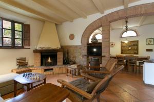 salon z meblami i kominkiem w obiekcie Agriturismo Poggio Salvi w mieście Sovicille