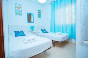 A bed or beds in a room at 075 Altos Magic House - Alicante Holiday Még 37 kép