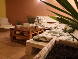 salon ze stołem i stolikiem kawowym w obiekcie Casa Natal. Tú rincón acogedor en El Cotillo. w mieście Cotillo