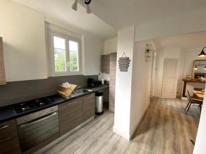 Kuchyňa alebo kuchynka v ubytovaní Homefleur - Maison 130m2 - 8 à 10 pers - Jardin + 8 fotografií