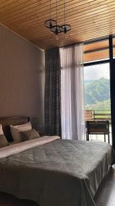 Giường trong phòng chung tại Capra Hotel Kazbegi