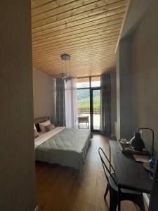 Giường trong phòng chung tại Capra Hotel Kazbegi