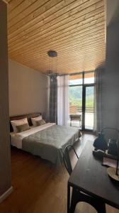 Giường trong phòng chung tại Capra Hotel Kazbegi