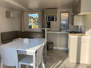 Camping 4 étoiles Les Fougères的厨房或小厨房