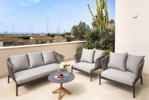 A seating area at Byssus Suites