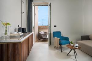 A seating area at Byssus Suites