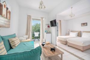 un soggiorno con divano e letto di Arolithos a Spetses