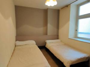 コトレにあるAppartement Cauterets, 3 pièces, 6 personnes - FR-1-234-142の窓付きの小さな部屋のベッド2台